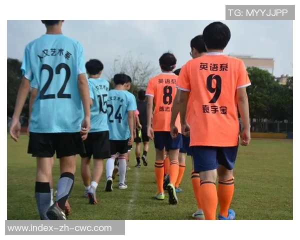 足球比赛瞬息万变时间如梭让激情与梦想在绿茵场上交织飞扬